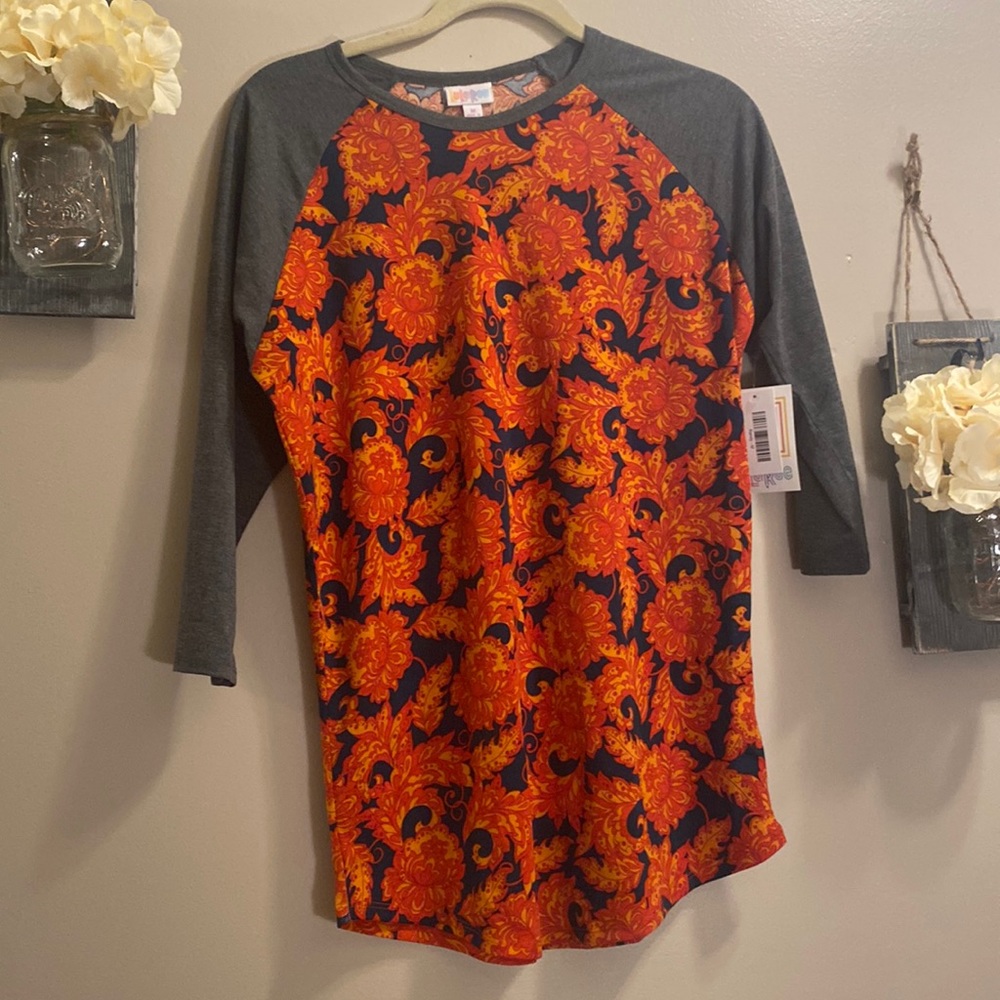 Woman’s quarter length shirt - lularoe